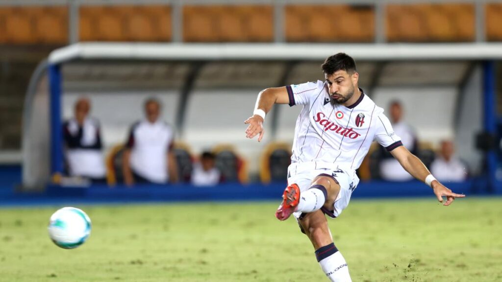 Il gol di Orsolini dal dischetto contro il Lecce