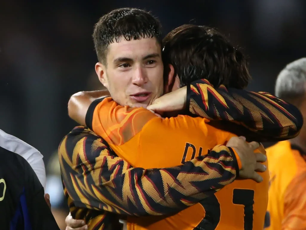 Abbraccio tra Dybala e Soule in maglia Roma