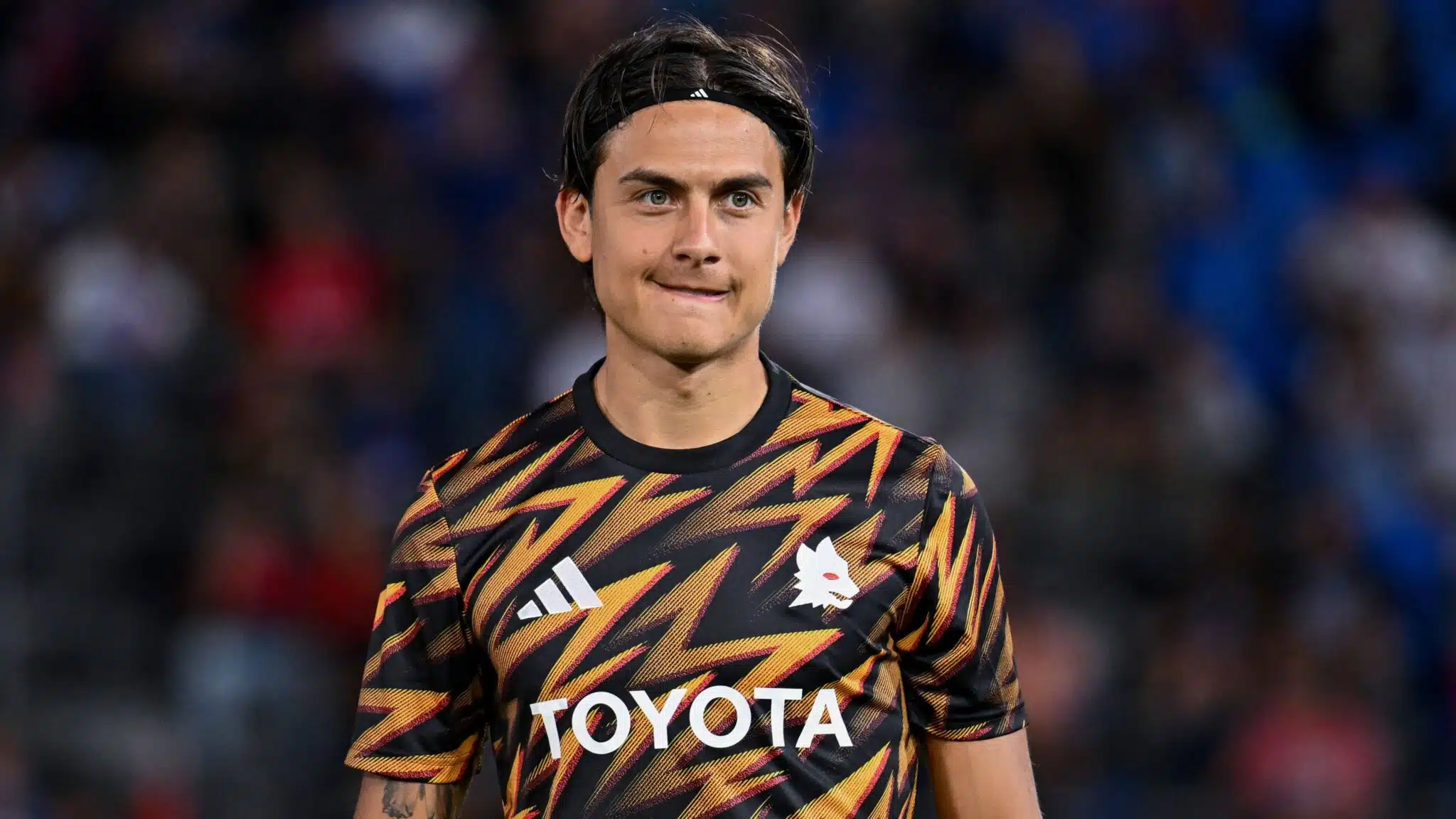 Paulo Dybala con la maglia della Roma