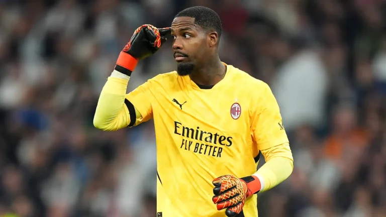 Maignan con la maglia del Milan