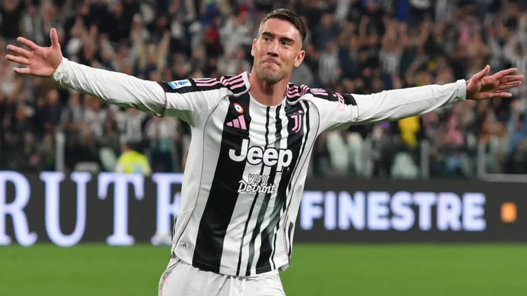 Vlahovic con la maglia della Juventus
