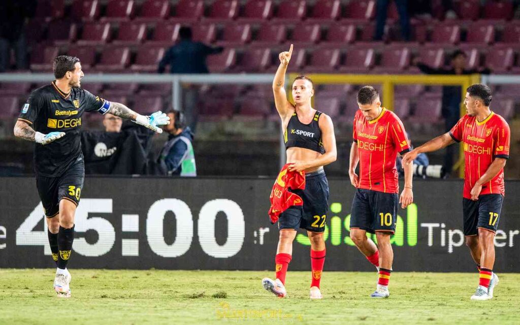 Camarda (Lecce) festeggia il gol contro il Bologna