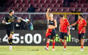 Camarda (Lecce) festeggia il gol contro il Bologna