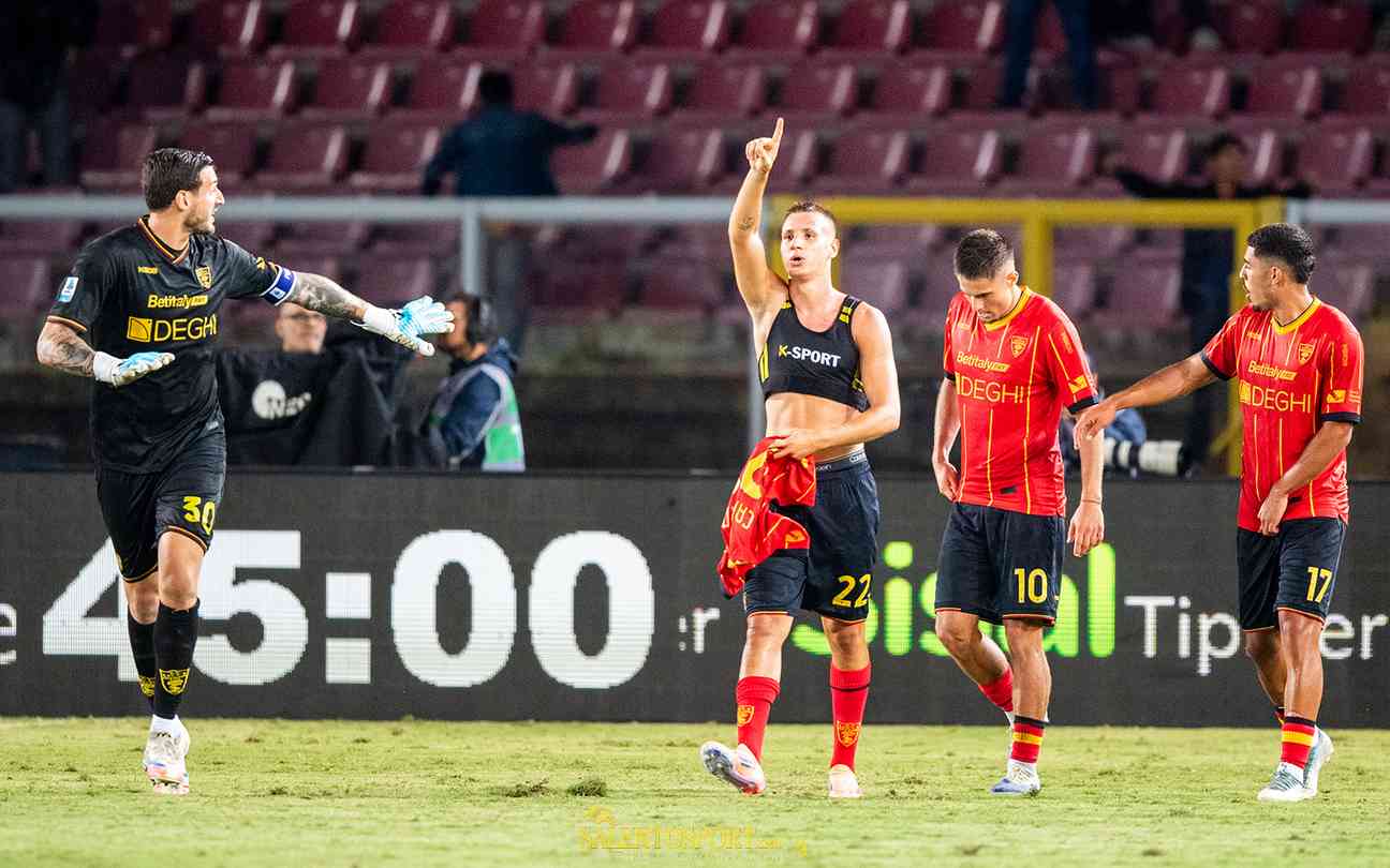 Camarda (Lecce) festeggia il gol contro il Bologna