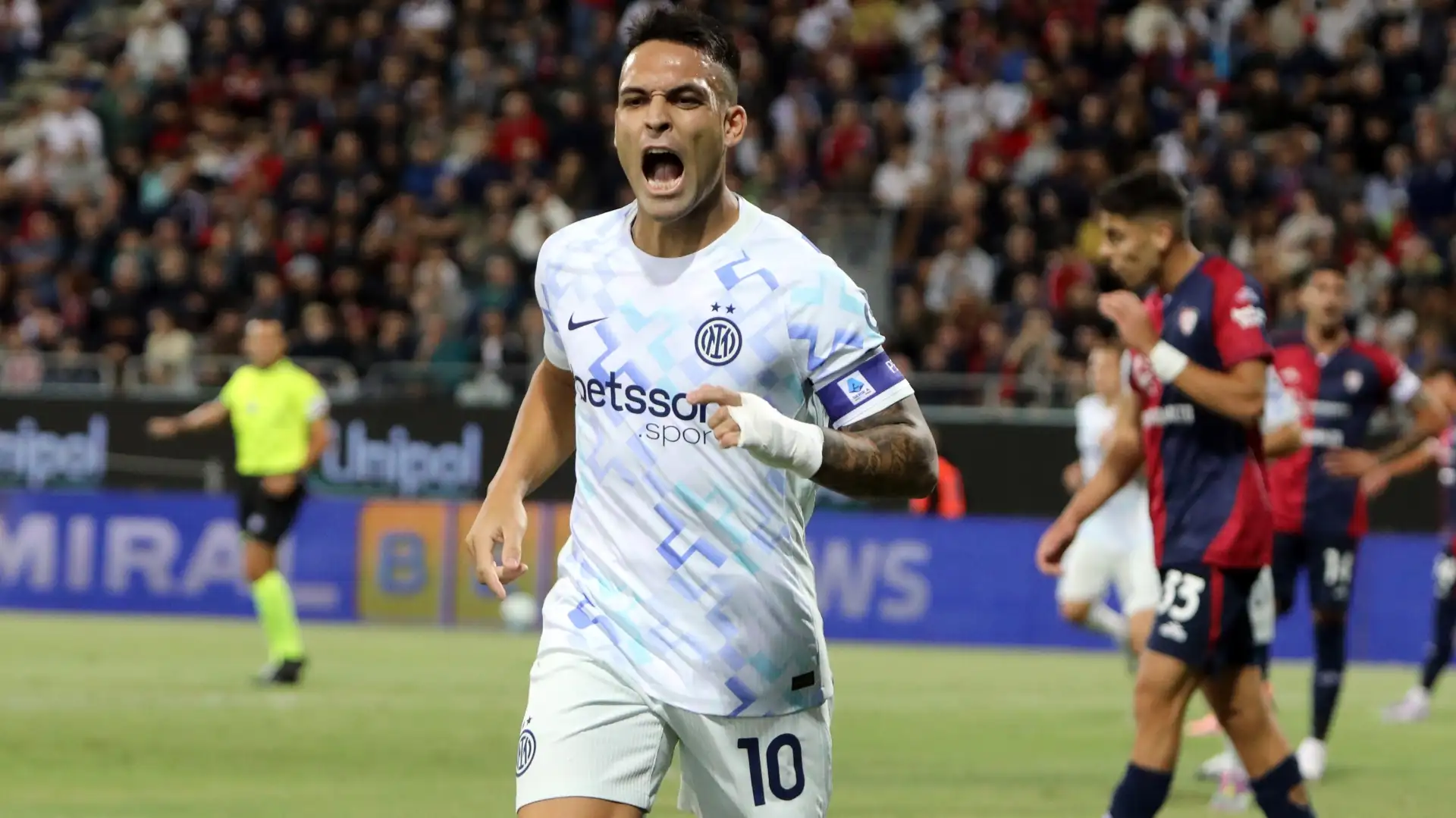 Lautaro Martinez esulta dopo il gol contro il Cagliari