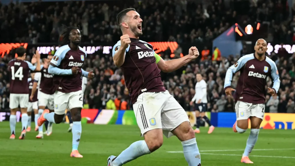 McGinn con la maglia dell'Aston Villa