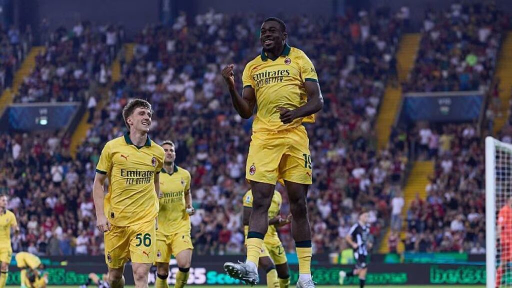 Fofana festeggia con la maglia del Milan