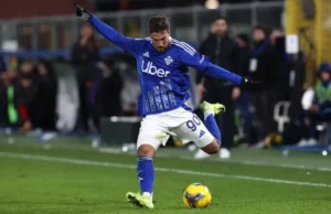 Simone Verdi in azione con la maglia del Como