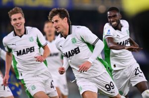Pinamonti festeggia il gol con la maglia del Sassuolo