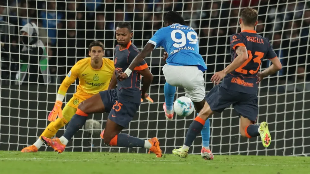 Anguissa in azione contro l'Inter