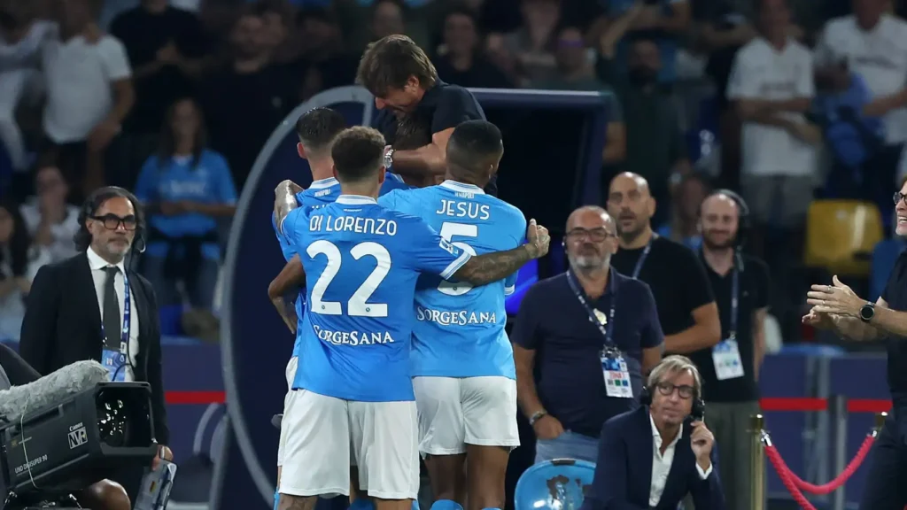 L'abbraccio di Antonio Conte a Lucca
