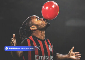 Nkunku con la maglia del Milan festeggia il gol