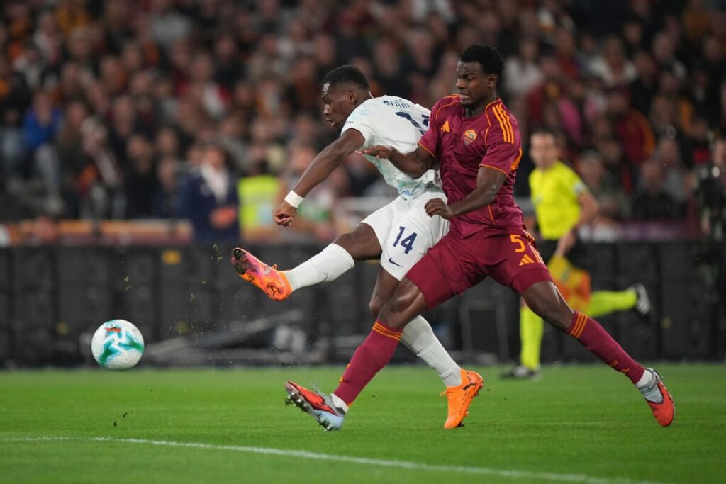Bonny in azione contro Ndicka (Roma-Inter)