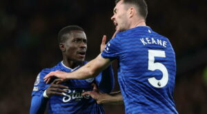 Gueye schiaffeggia Keane in campo