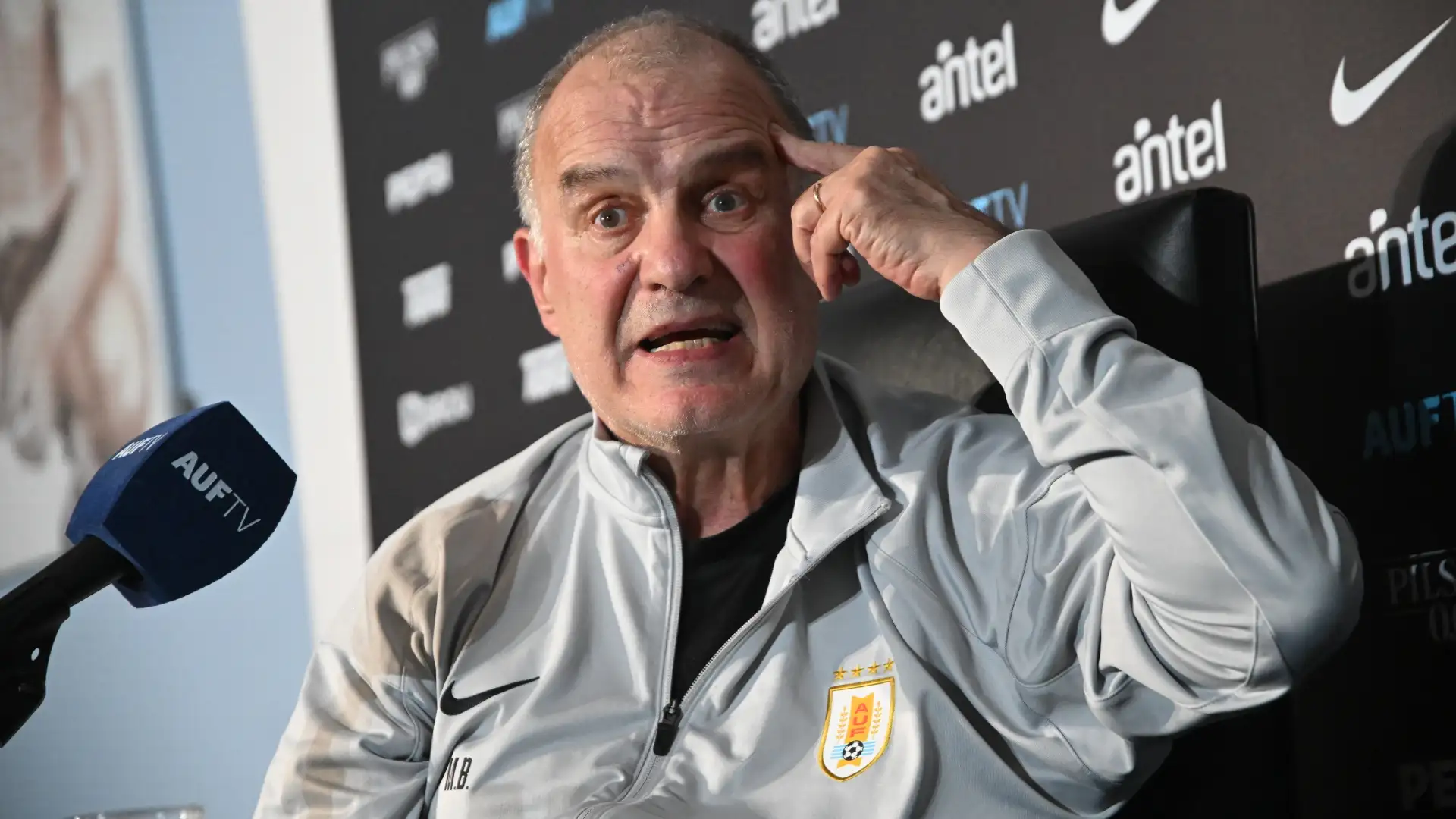 Bielsa non molla l’Uruguay: “Resto fino ai Mondiali”. Ma la manita agli USA riapre le crepe