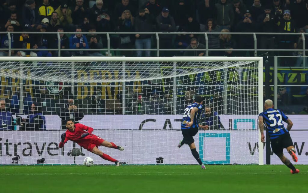 Il rigore sbagliato da Calhanoglu nel derby contro il Milan