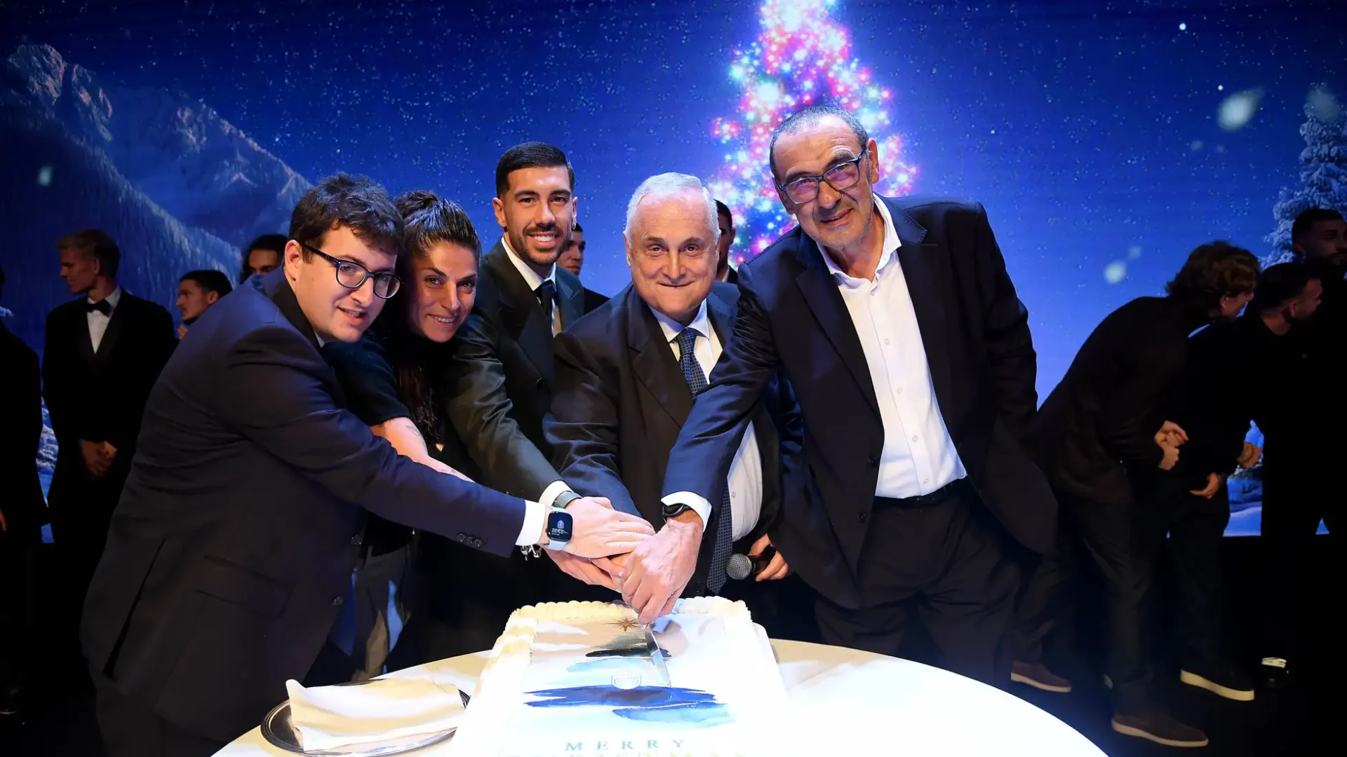 Il Presidente Lotito taglia la torta alla festa di Natale della Lazio