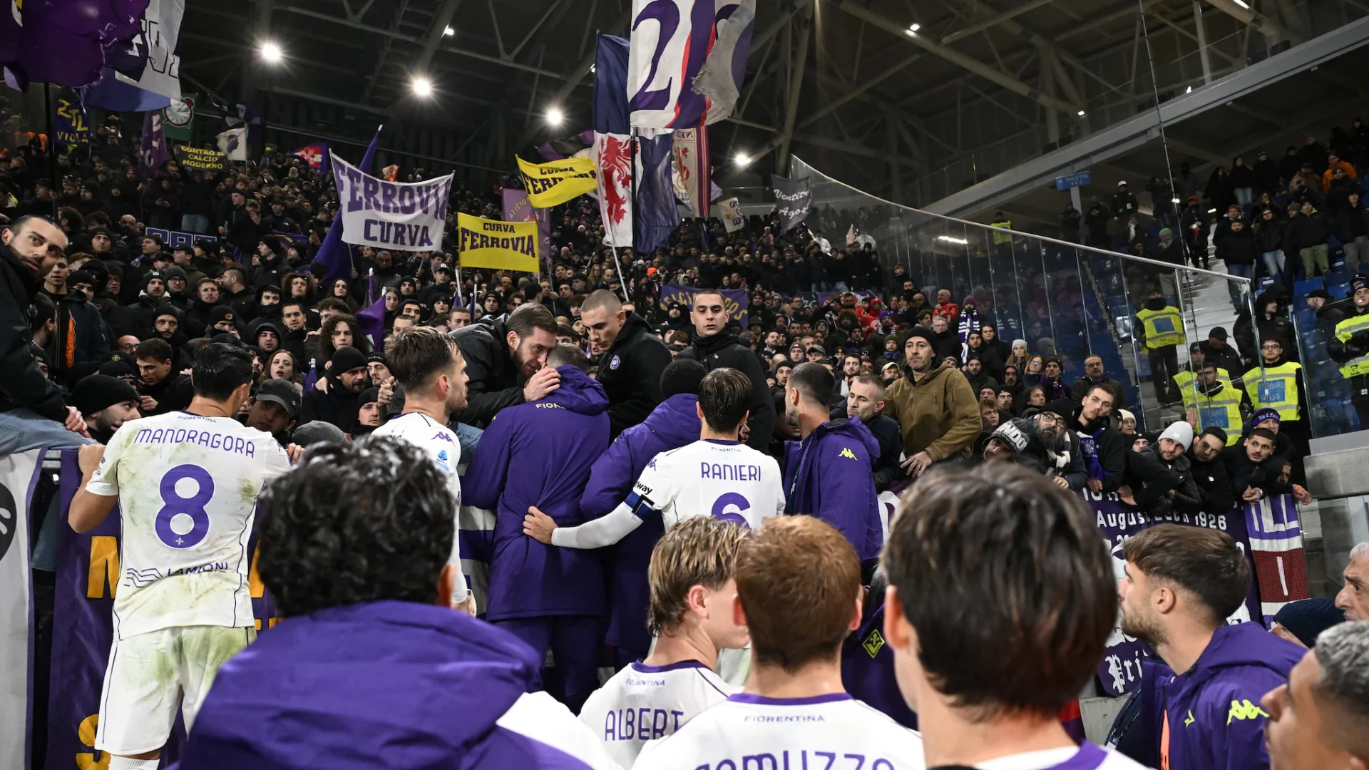 Giocatori della Fiorentina in curva con i tifosi