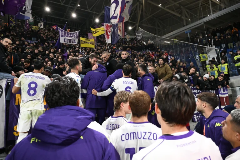 Giocatori della Fiorentina in curva con i tifosi